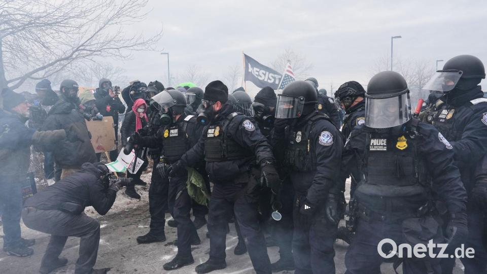 Bundesbeamte der Einwanderungsbehörde ICE sind hier bei einer Demonstration in Minneapolis zu sehen. Bild: Adam Gray/AP/dpa