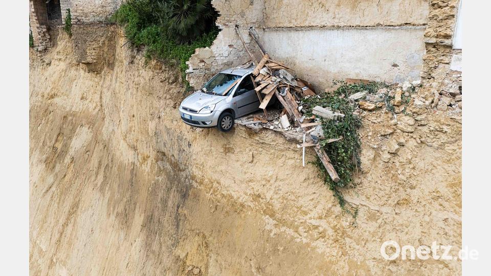 Nach dem schweren Erdrutsch auf Sizilien hängt ein Auto über einem Abgrund. Bild: Andrea Petrelli/IPA via ZUMA Press/dpa