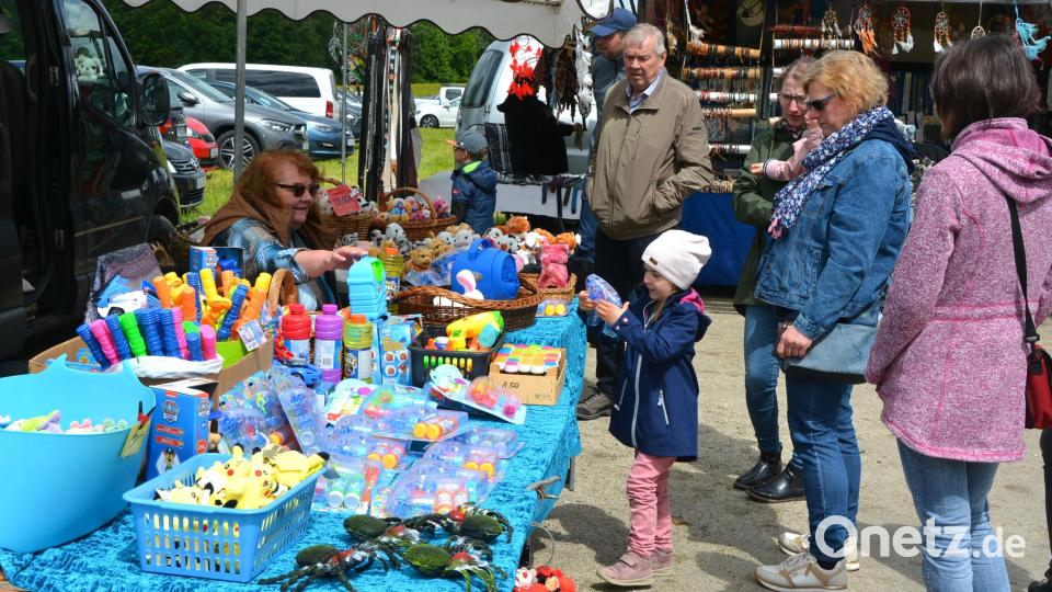 In der aufgebauten kleinen Budenstadt gab es unter anderem Spielsachen zu kaufen. Bild: jr