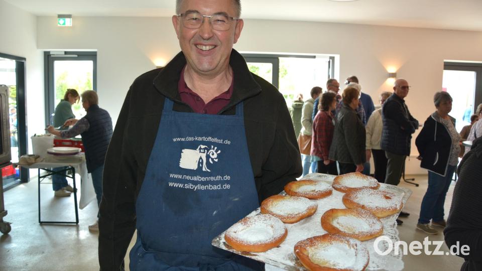 Vorsitzender Alfons Schnurrer strahlte ob des Festandrangs und der gelungenen Kücheln. Bild: jr