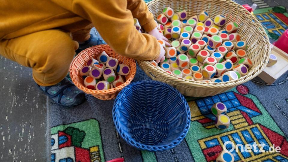 In den Kitas sind ausreichend viele und gut qualifiziert Fachkräfte von zentraler Bedeutung. (Archivbild) Bild: Marijan Murat/dpa
