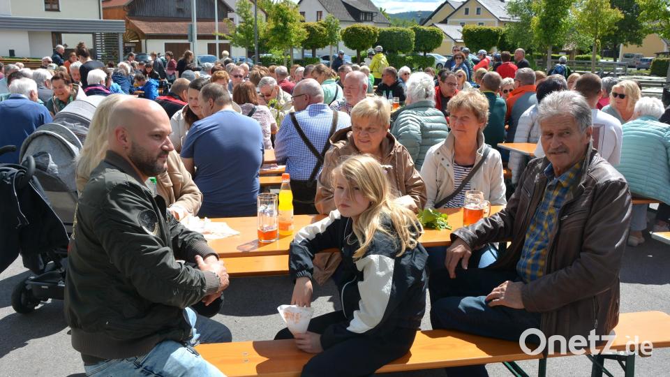 Bestens besucht war am Donnerstag das 2. Zoigl- und Vatertagsfest des Tourismusverein Bad Neualbenreuth am Freizeitareal. Bild: jr