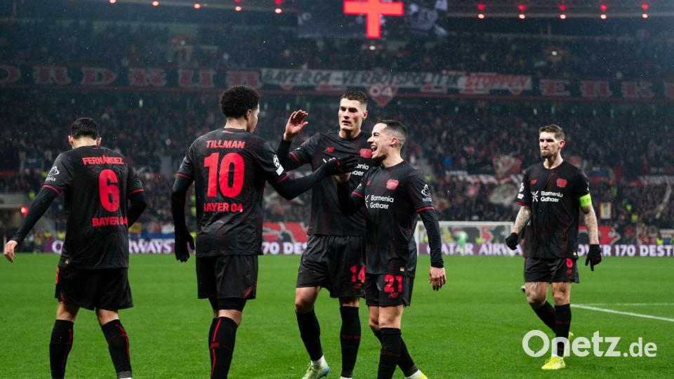 Leverkusen jubelt über das Tor zum 2:0 durch Malik Tillman. Bild: Marius Becker/dpa