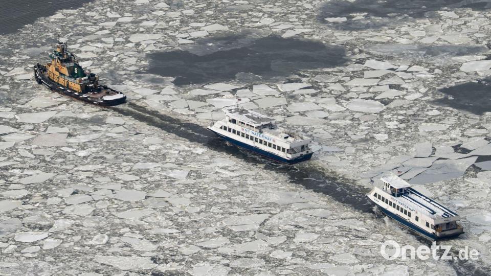 Die Fähren der New York Waterway bewegen sich, während Eis auf dem Hudson River schwimmt. Bild: Yuki Iwamura/AP/dpa