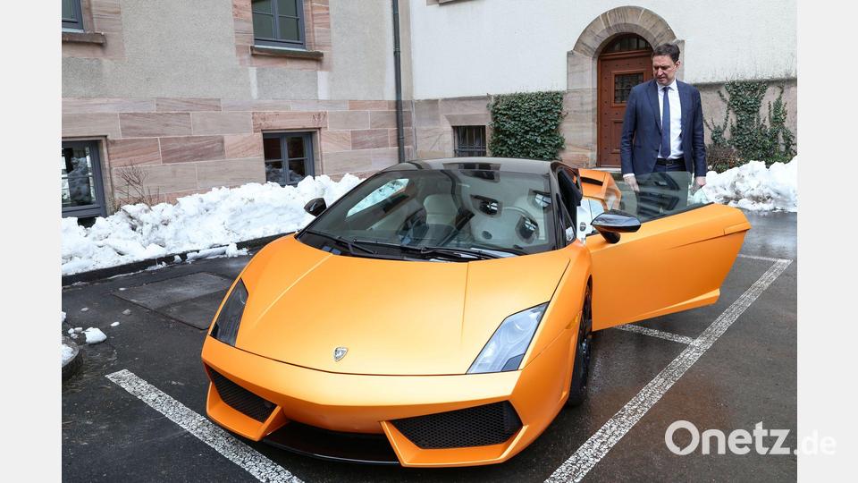 Diesen Lamborghini haben die Ermittler bei einem Beschuldigten gepfändet, der in Unterfranken im großen Stil nicht erbrachte Corona-Tests abgerechnet haben soll. Bild: Daniel Löb/dpa