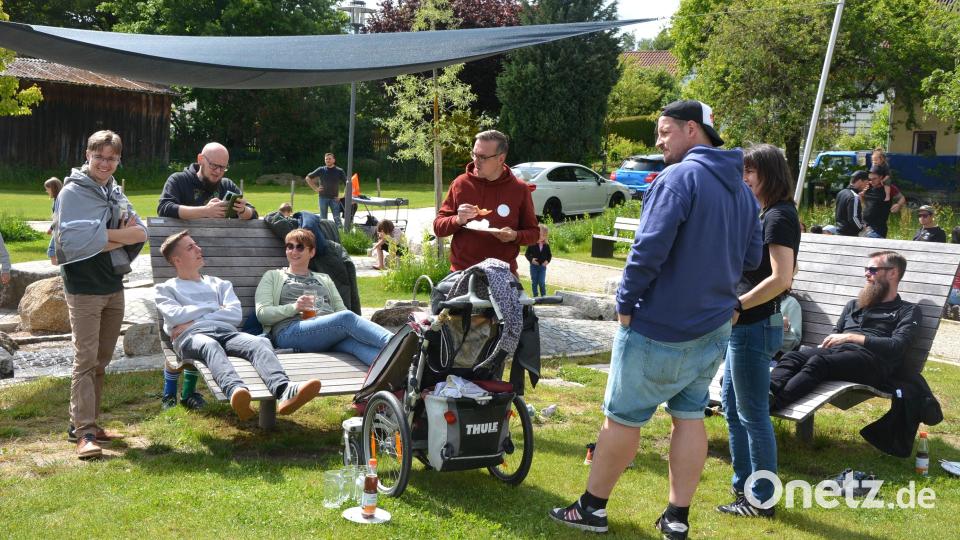 Familien machten es sich rund um das Freizeitareal gemütlich. Bild: jr