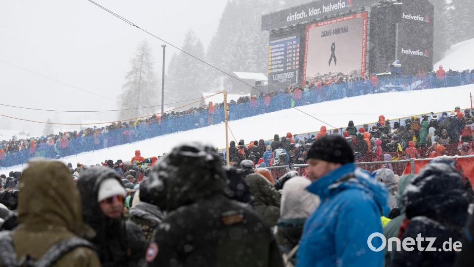 Kurz nach der Tragödie gibt es bei Ski-Rennen in der Schweiz - wie hier in Adelboden - Schweigeminuten für die Opfer. (Archivbild) Bild: Jean-Christophe Bott/KEYSTONE/dpa