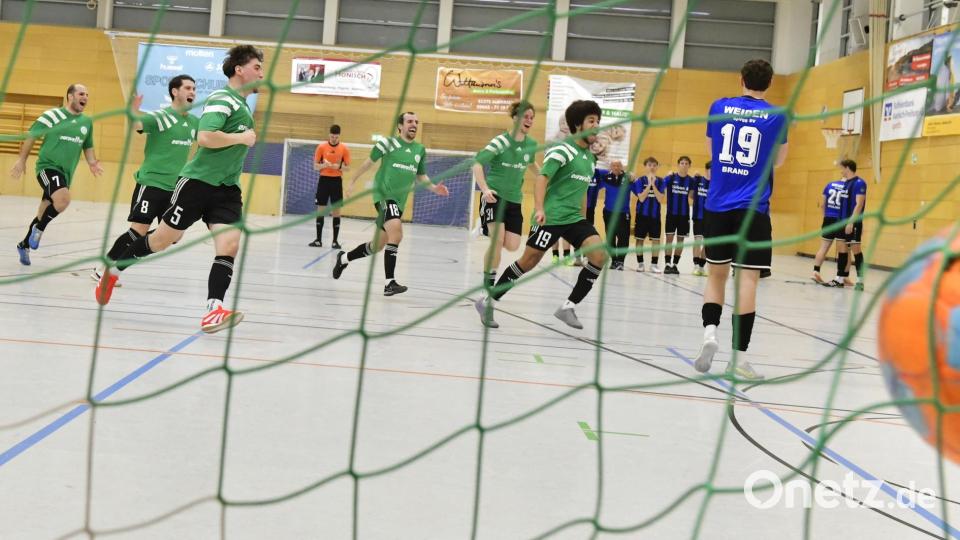 Riesengroß war der Jubel bei den Spielern des SV Fortuna Regensburg nach dem Sieg im Neunmeterschießen gegen die SpVgg SV Weiden. Bild: Hubert Ziegler