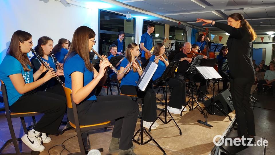 Brahms feurigen „Ungarischen Tanz“ mit rhythmischen Kontrasten bot das OGO-Orchester unter der Leitung von Katrin Schäufl. Bild: lg