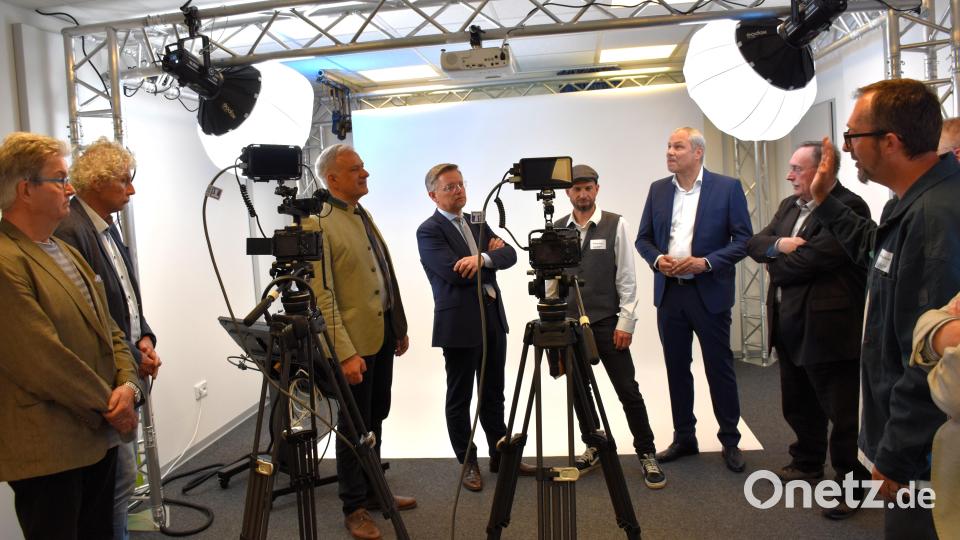 Nach den Grußworten der Ehrengäste und durch Landrat Roland Grillmeier erklärten der T1-Medientechniker und Kameramann Christian Kreil (rechts) und T1-Leiter Philipp Reich (Fünfter von links) die neue Technik im Filmstudio. Bild: ubb
