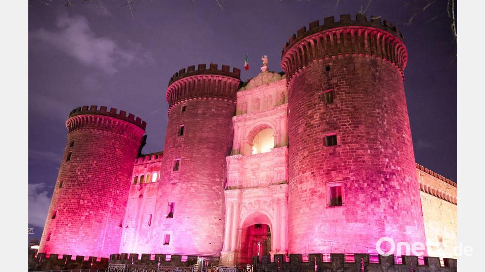 100 Tage bis zum Start der Giro d´Italia - Castel Nuovo in pink Bild: Alessandro Garofalo/LaPresse via ZUMA Press/dpa