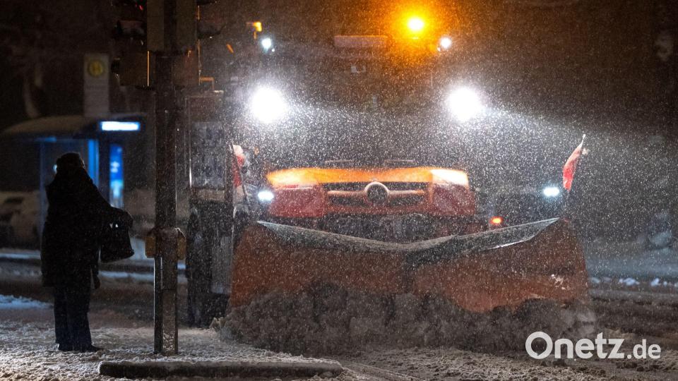 Auch am Freitag und Samstag kann es wieder glatt werden. Neben weiteren Schneefällen sei auch gefrierender Regen möglich, berichteten die Meteorologen. Bild: Sven Hoppe/dpa