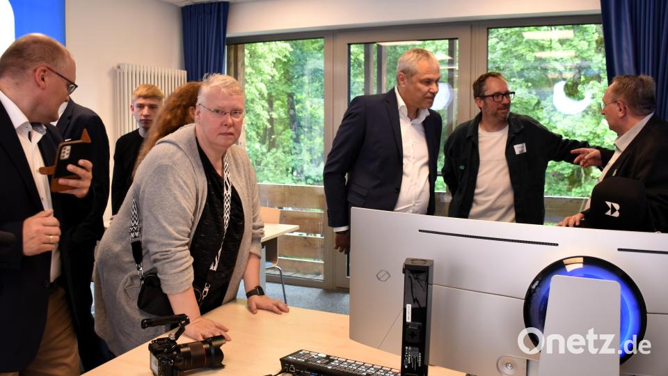 Interessiert schauten sich die Gäste nach dem offiziellen Teil die technische Einrichtung des neuen Filmstudios an. Bild: ubb