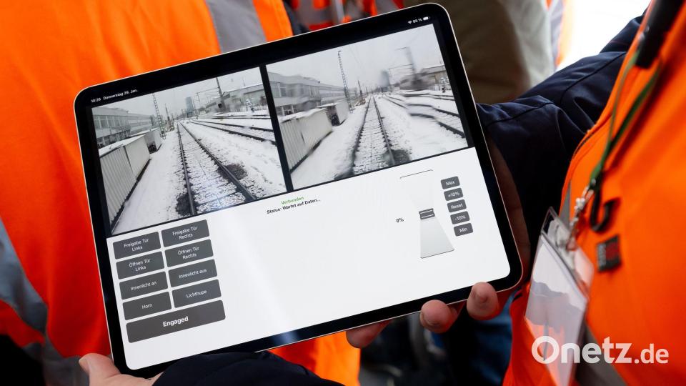 Möglich ist die Fernsteuerung zum einen per Tablet, was etwa in einer Werkshalle praktisch ist. Bild: Sven Hoppe/dpa