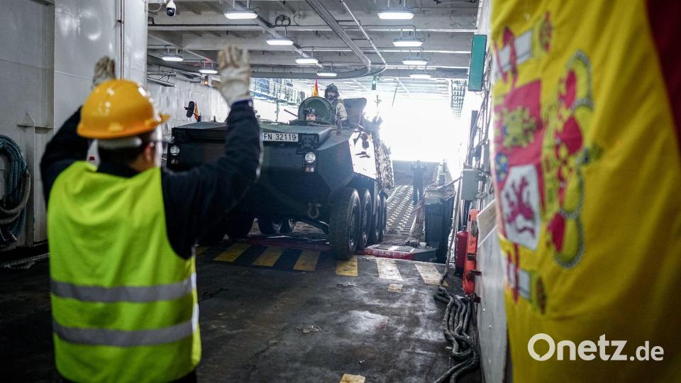 Ein Panzer wird vom Flagschiff auf ein Landeboot verladen. Bild: Kay Nietfeld/dpa