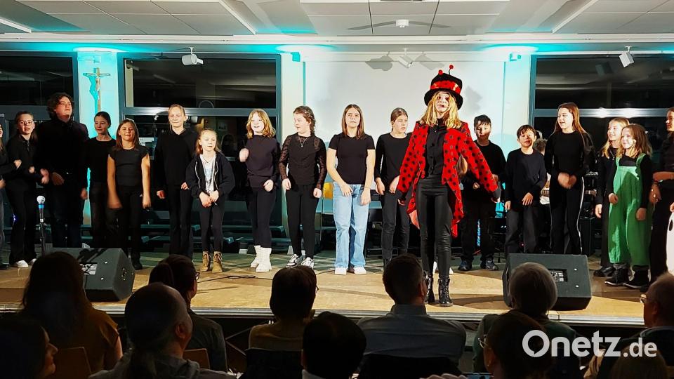 „Ich hab’ das Glück gepachtet“, ließ der Chor der Musical AG den Glückskäfer aus Peter Maffays Musical „Tabaluga“ hochleben. Bild: lg