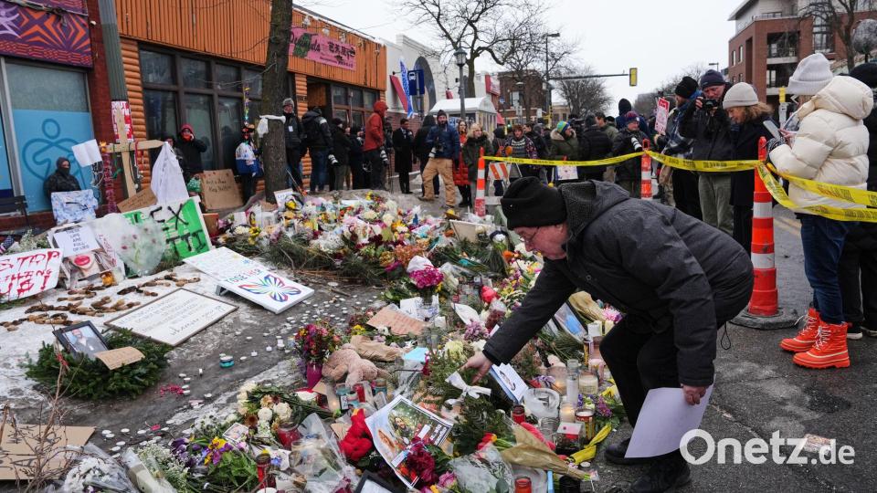 Nicht nur in Minneapolis trauern und protestieren die Menschen nach den tödlichen Schüssen auf Alex Pretti bei einem Einsatz von Bundesbeamten. (Archivbild) Bild: Adam Gray/AP/dpa
