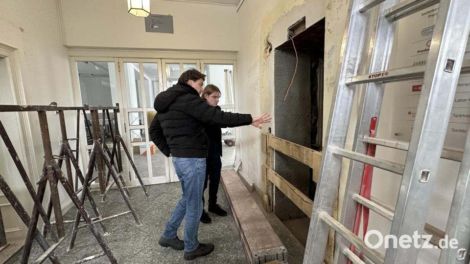 Im Mittelpunkt des barrierefreien Umbaus steht der Einbau eines Aufzugs, der alle Stockwerke miteinander verbindet. Der Schacht dafür wurde bereits errichtet. Künstlerhaus-Leiter Jürgen Dehm (hinten) und Jakob Neidl vom Hochbau bei der Stadt Schwandorf besichtigen die Baustelle. Bild: Lara Schmaus, Stadt Schwandorf