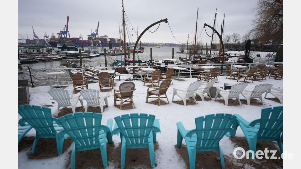 Noch Plätze frei - Außengastronomie im Museumshafen Övelgönne Bild: Marcus Brandt/dpa