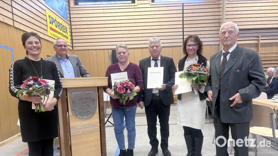 Die Geehrten auf dem Neujahrsempfang Pullenreuth waren (von links) Eva-Maria Panzer (Bürgermedallie), Bürgermeister Hubert Kraus, Elisabeth Fenzl (Bürgermedallie), Ehrenbürger Martin Greger und Gabi Hawranek (Dankesurkunde) sowie Egon Schraml. Bild: Alexander Hörl