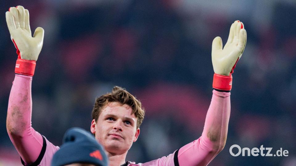 Jonas Urbig wurde beim Bayern-Sieg in Eindhoven zum Man of the Match gekürt. Bild: Rolf Vennenbernd/dpa