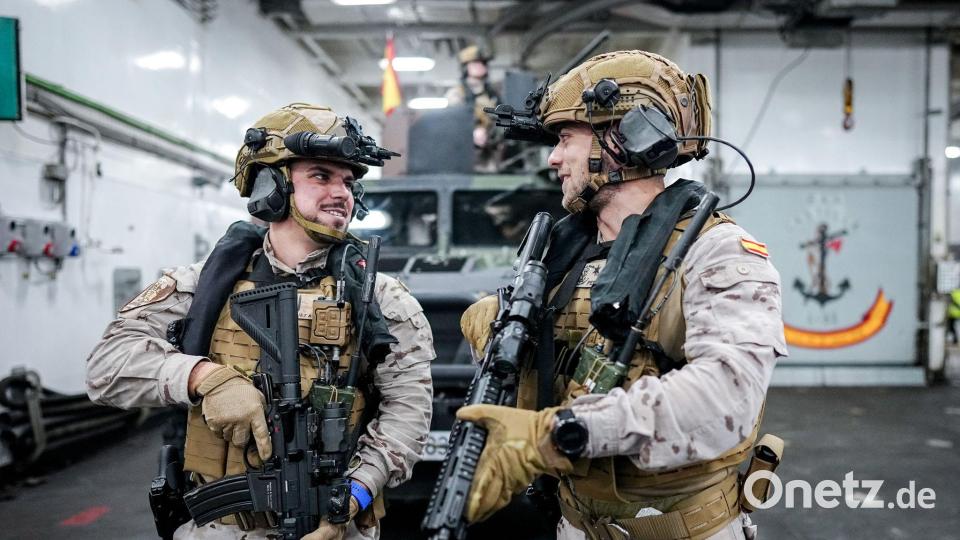 Spanische Soldaten auf dem Flagschiff „Bastille“ üben das Aus- und Beladen von Fahrzeugen. Bild: Kay Nietfeld/dpa