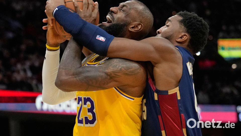 LeBron James (links) wird in Cleveland gefeiert, geschenkt wird ihm nichts. Bild: Sue Ogrocki/AP/dpa