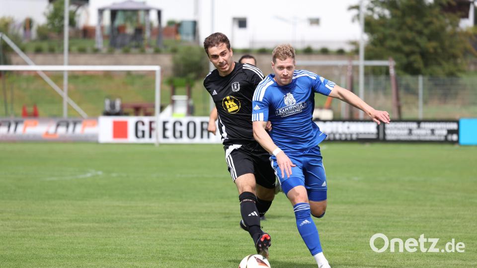 Sebastian Striegl (rechts) vom TSV Eslarn ist der Spieler des Jahres 2025 – gewählt von den Followern des Fehlpass-Podcasts. Archivbild: Dieter Jäschke