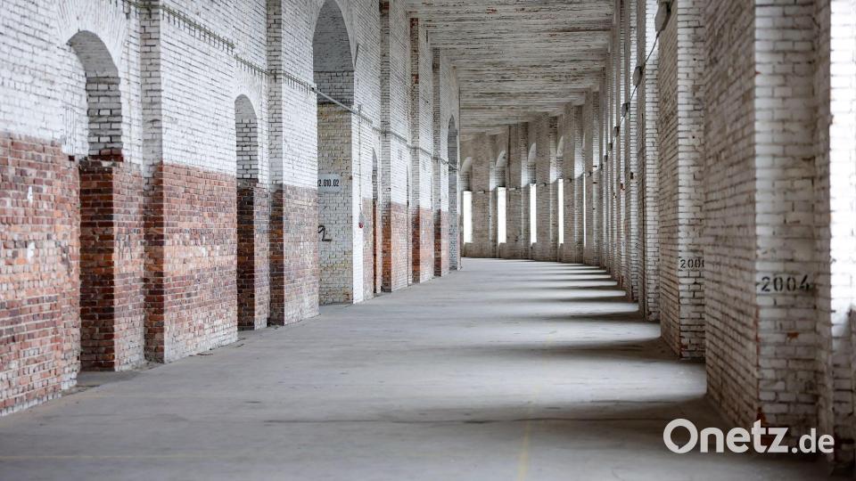 Im Innern ist die Kongresshalle ein Rohbau. Nun soll sie so ausgebaut werden, dass sie Theater-Foyer, Ateliers, Werkstätten und Ausstellungsräume beherbergen kann. (Archivbild) Bild: Daniel Löb/dpa