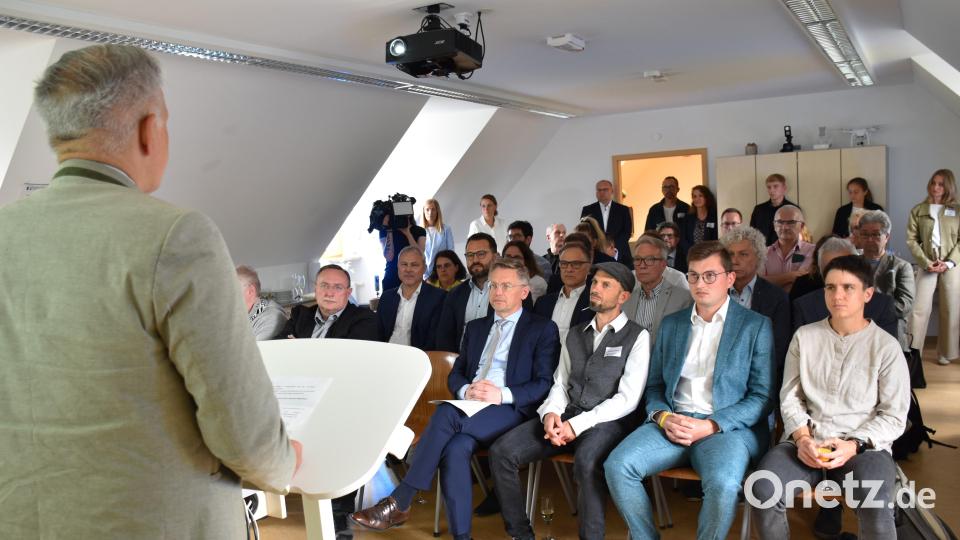 Landrat Roland Grillmeier begrüßte zur Eröffnung der neuen Räume im T1 viele Ehrengäste aus Politik und Wirtschaft sowie aus den Kommunen und unterschiedlichen Jugendeinrichtungen. Bild: ubb