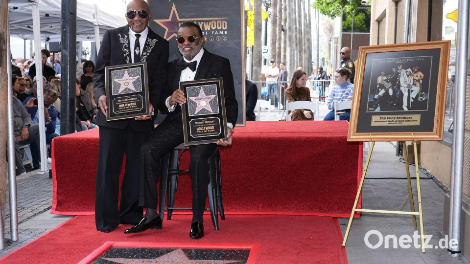 Bei der Ehrung waren die Brüder sichtlich gerührt. Bild: Richard Shotwell/Invision/AP/dpa