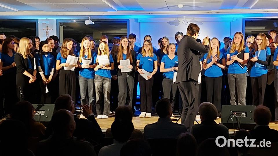 „You’re the Voice“ sangen die Chöre vom Ortenburg-Gymnasium Oberviechtach und vom Masaryk-Gymnasium Pilsen gemeinsam unter der Leitung von Andreas Lehmann. Bild: lg