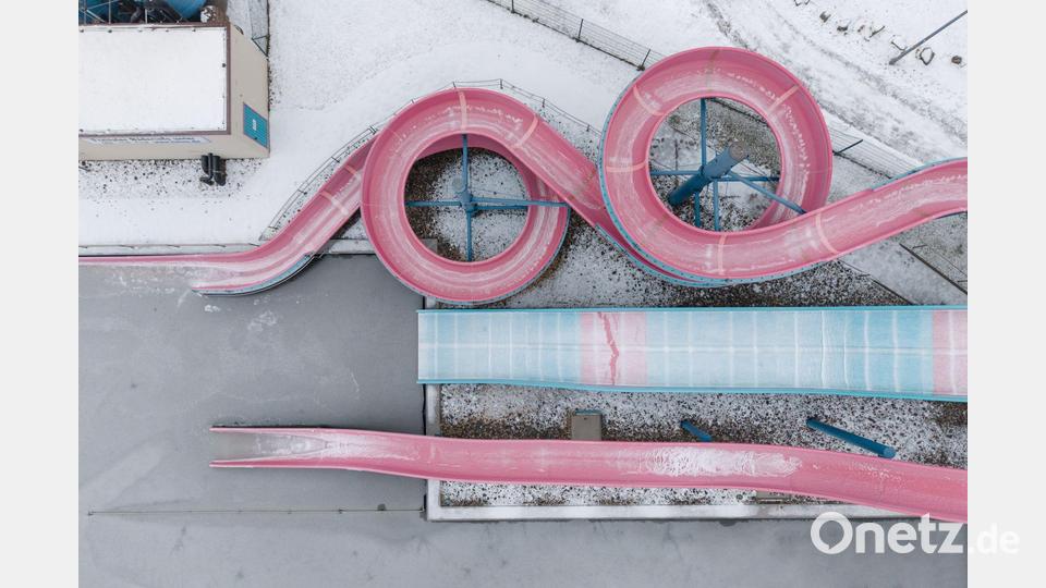 Geschlossenes Freibad von oben Bild: Sebastian Kahnert/dpa