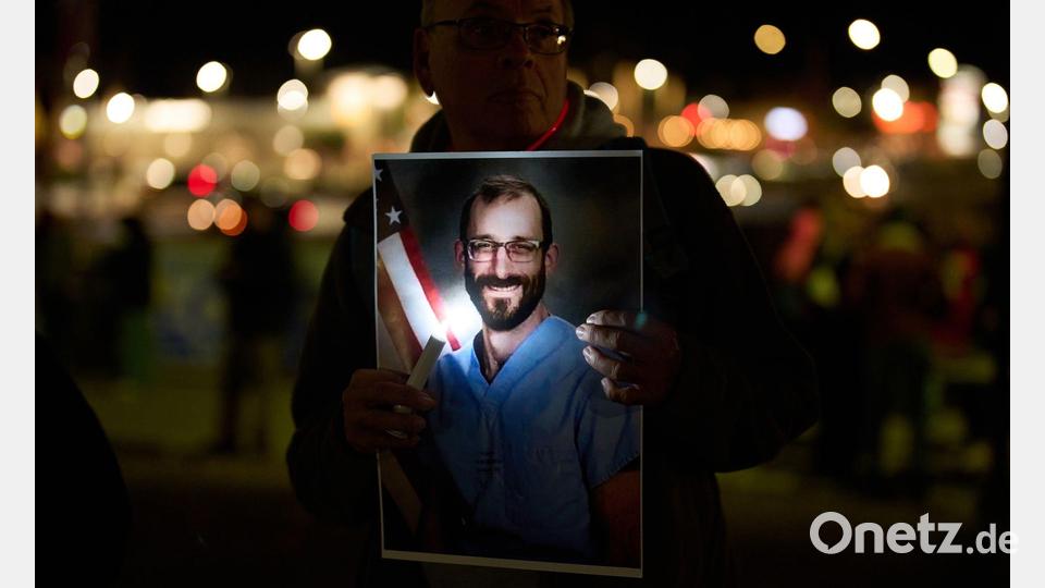 Gedenken an Alex Pretti Bild: John Locher/AP/dpa