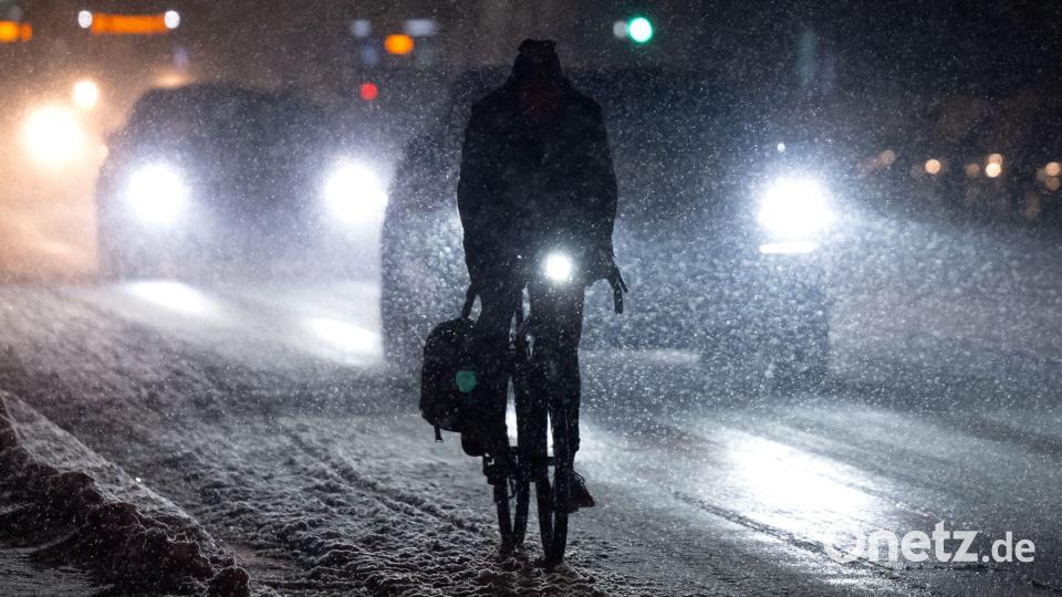 Radfahren im Schneegestöber Bild: Sven Hoppe/dpa