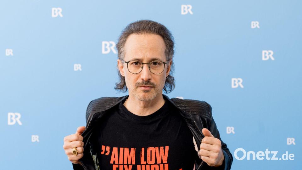 Michael Ostrowski wird durch die neun Live-Shows führen. (Archivbild) Bild: Tobias Hase/dpa