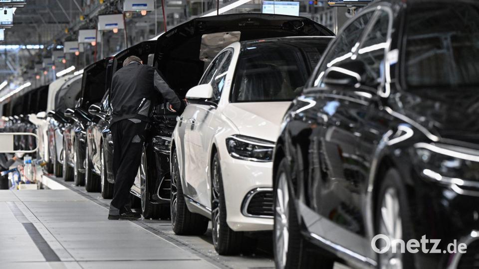 Mercedes-Produktion in Sindelfingen. Gerade im Premiumsegment ist die deutsche Autoindustrie stark. (Archivbild) Bild: Bernd Weißbrod/dpa