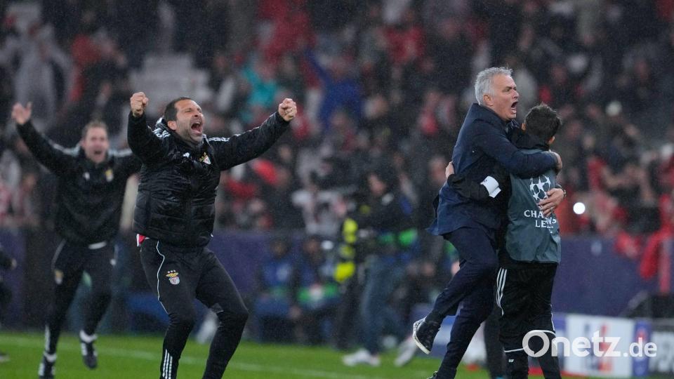 José Mourinho (2. vr) jubelt überglücklich mit einem Balljungen. Bild: Armando Franca/AP/dpa
