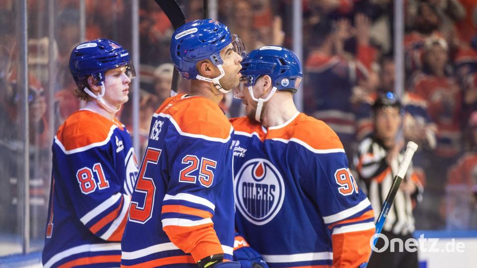Auf der größten Eishockeybühne der Welt angekommen: Joshua Samanski (links) hat sein NHL-Debüt für die Edmonton Oilers gefeiert. Bild: JASON FRANSON/The Canadian Press/dpa