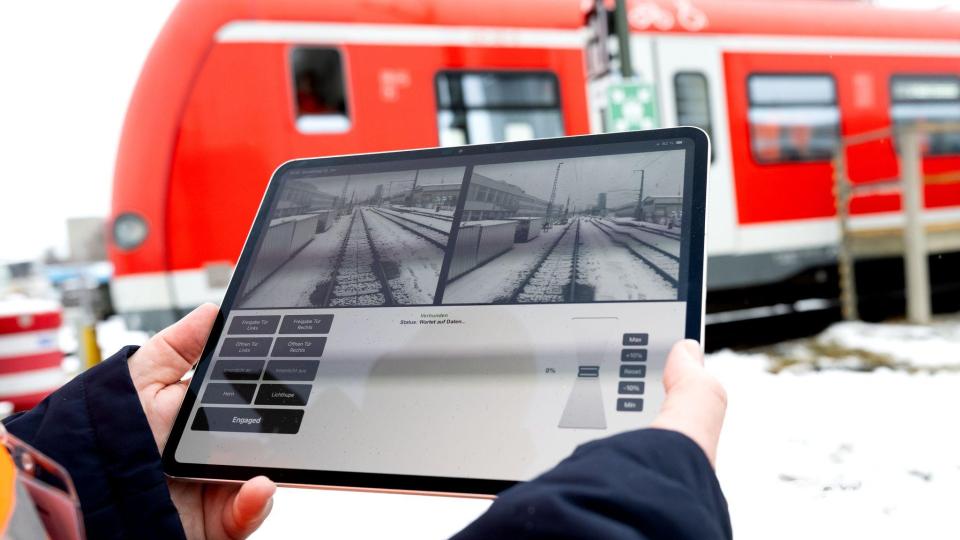 In München können Triebfahrzeugführer ihre Bahnen auf dem Werksgelände testweise per Fernsteuerung rangieren. Bild: Sven Hoppe/dpa