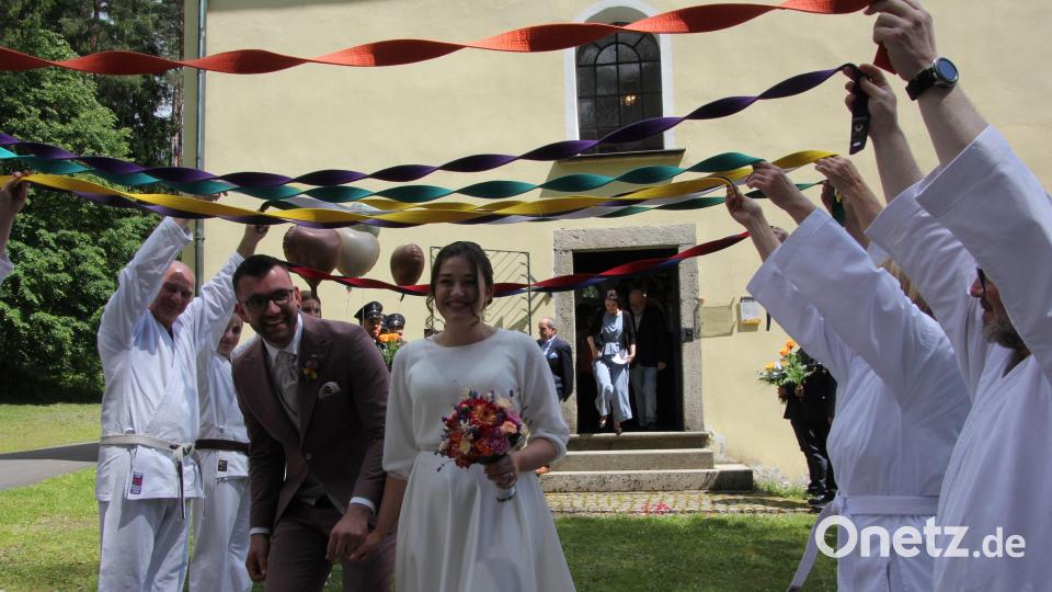 Die Sparte Karate Dojo des SV Altenstadt erwartete das Brautpaar im Ehrenspalier. Bild: kro