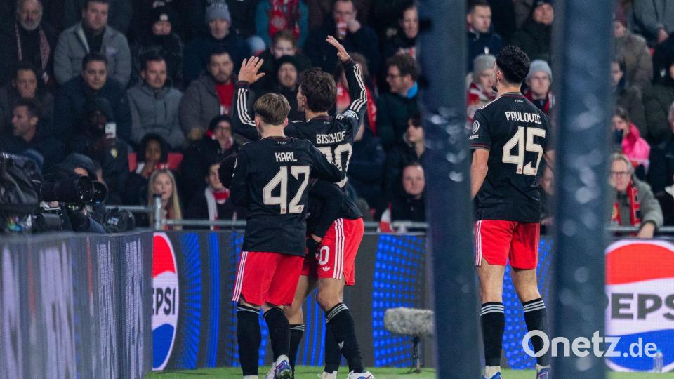 Jamal Musiala jubelt nach seinem Tor, flankiert von Lennart Karl (l) und Aleksandar Pavlovic. Bild: Rolf Vennenbernd/dpa