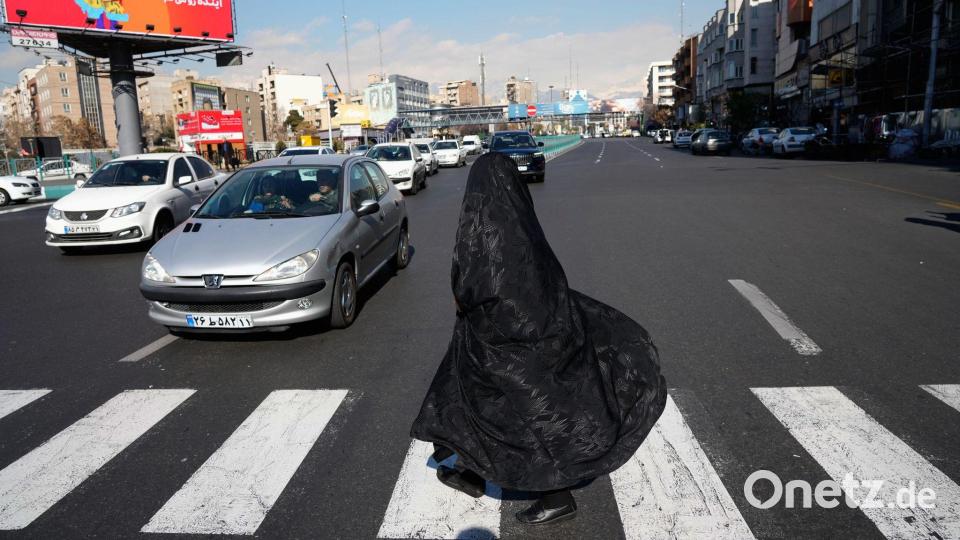 Eine Frau überquert eine Kreuzung in der Innenstadt von Teheran. (Archivbild) Bild: Vahid Salemi/AP/dpa