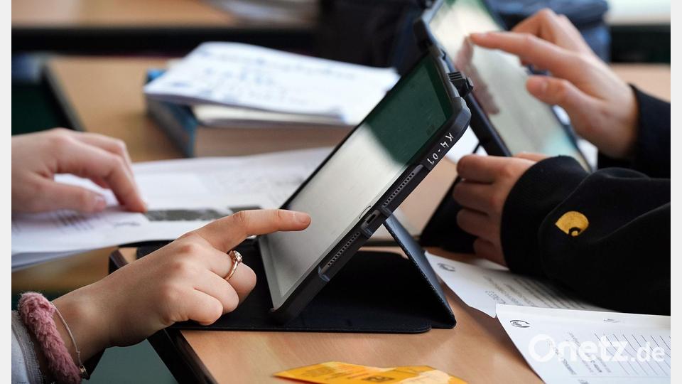 Tablets im Klassenzimmer sind das sichtbare Zeichen für die Digitalisierung der Schulen. (Symbolbild) Bild: Soeren Stache/dpa