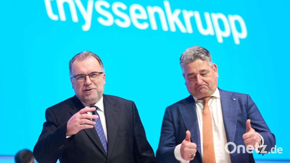 Thyssenkrupp-Chefaufseher Russwurm (li.) und Vorstandschef López lassen sich vor Beginn der Hauptversammlung fotografieren. Bild: Bernd Thissen/dpa