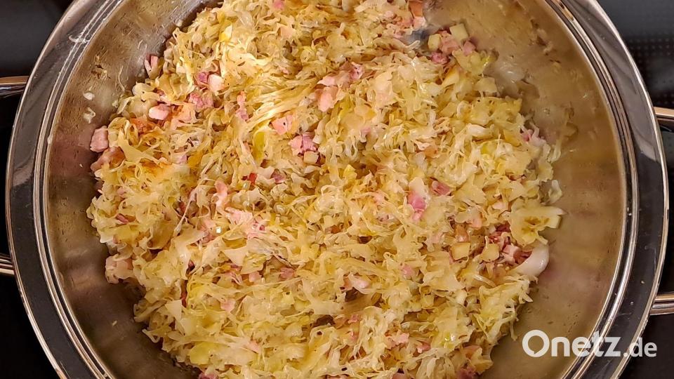 Alle Zutaten für die Füllung in Butter andünsten. Bild: Doris Borchardt