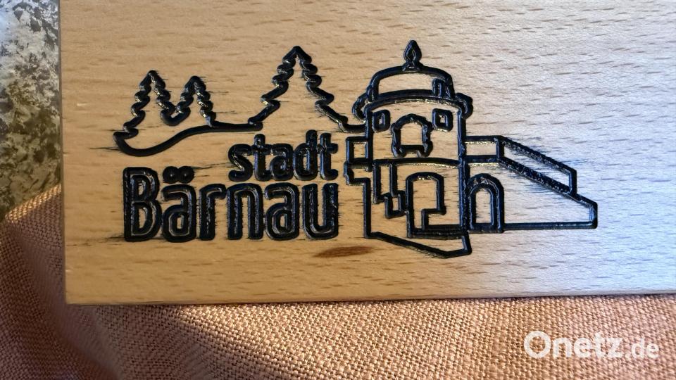 Der Grenzlandturm ist Wahrzeichen der Stadt Bärnau. Er ist untere anderem im Stadtlogo integriert, das unter anderem die Namenstafeln der Stadtratsmitglieder verziert. Bild: Susanne Forster