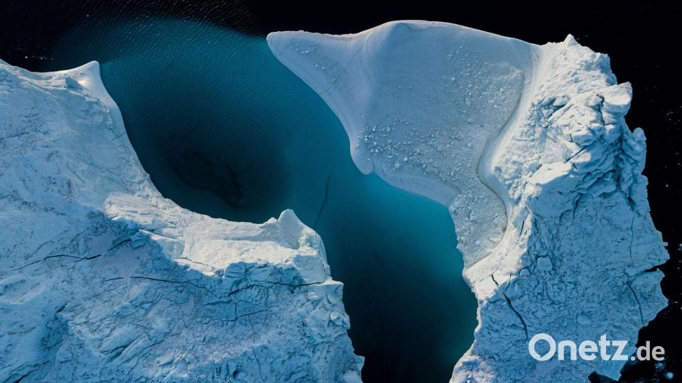 Ein Eisberg schwimmt in der Diskobucht in der Nähe von Ilulissat in Grönland. Bild: Evgeniy Maloletka/AP/dpa