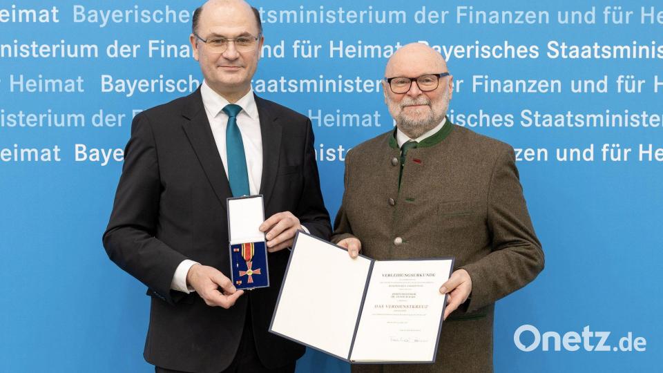 Finanz- und Heimatminister Albert Füracker (links) überreicht das Bundesverdienstkreuz am Bande
an Prof. Dr. Anton Scharl. Bild: StMFH/Christian Blaschka