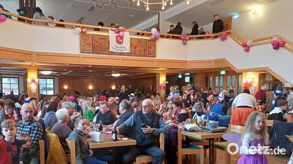 „ABBA and the 80‘s!“ Unter diesem Motto feierten Jung und Alt, Klein und Groß im voll besetzten Josefshaus einen Kinder- und Familienfasching wie aus dem Bilderbuch. Bild: u